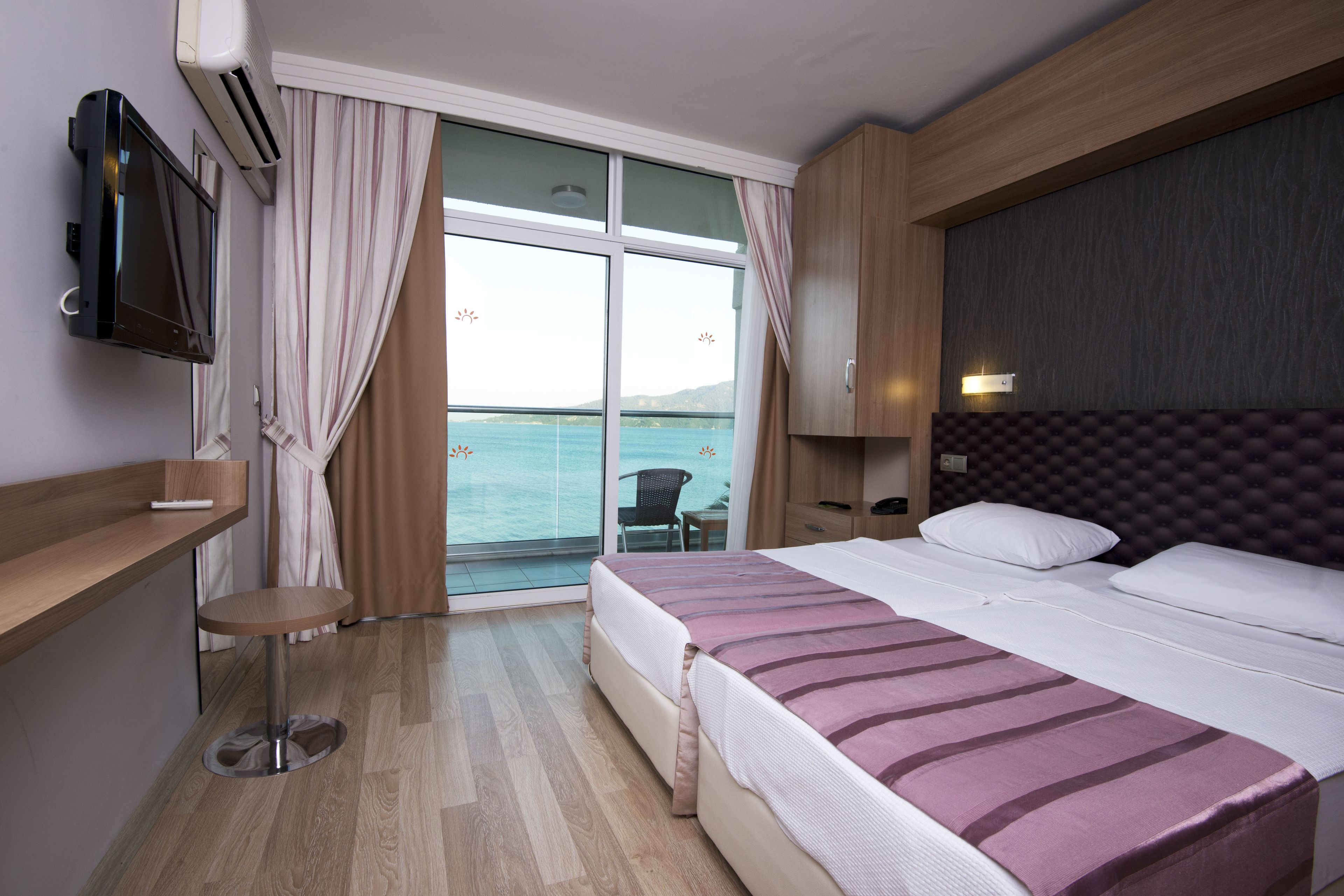 Ropa de cama de alta calidad y minibar 