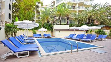 Utomhuspool, parasoller och solstolar