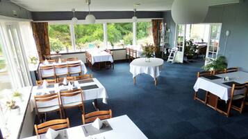 Se sirven cenas (con vistas al jardín)