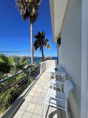 Habitación doble familiar, vista parcial al océano | Vista del balcón