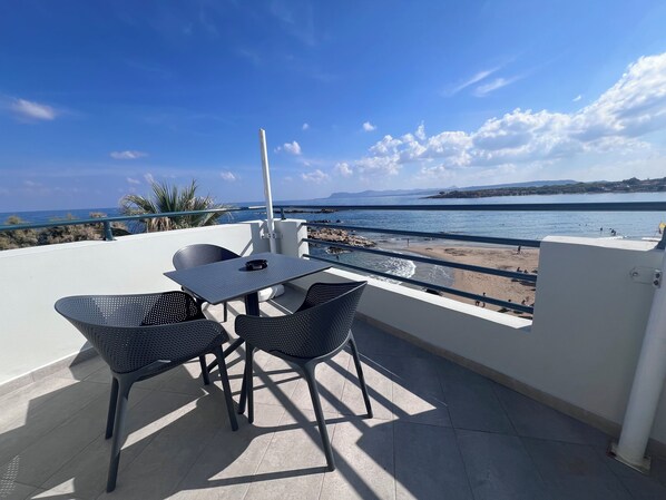 Estudio, vista al mar | Caja de seguridad en la habitación y insonorización