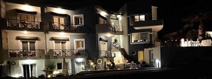 住宿正面 (夜晚)