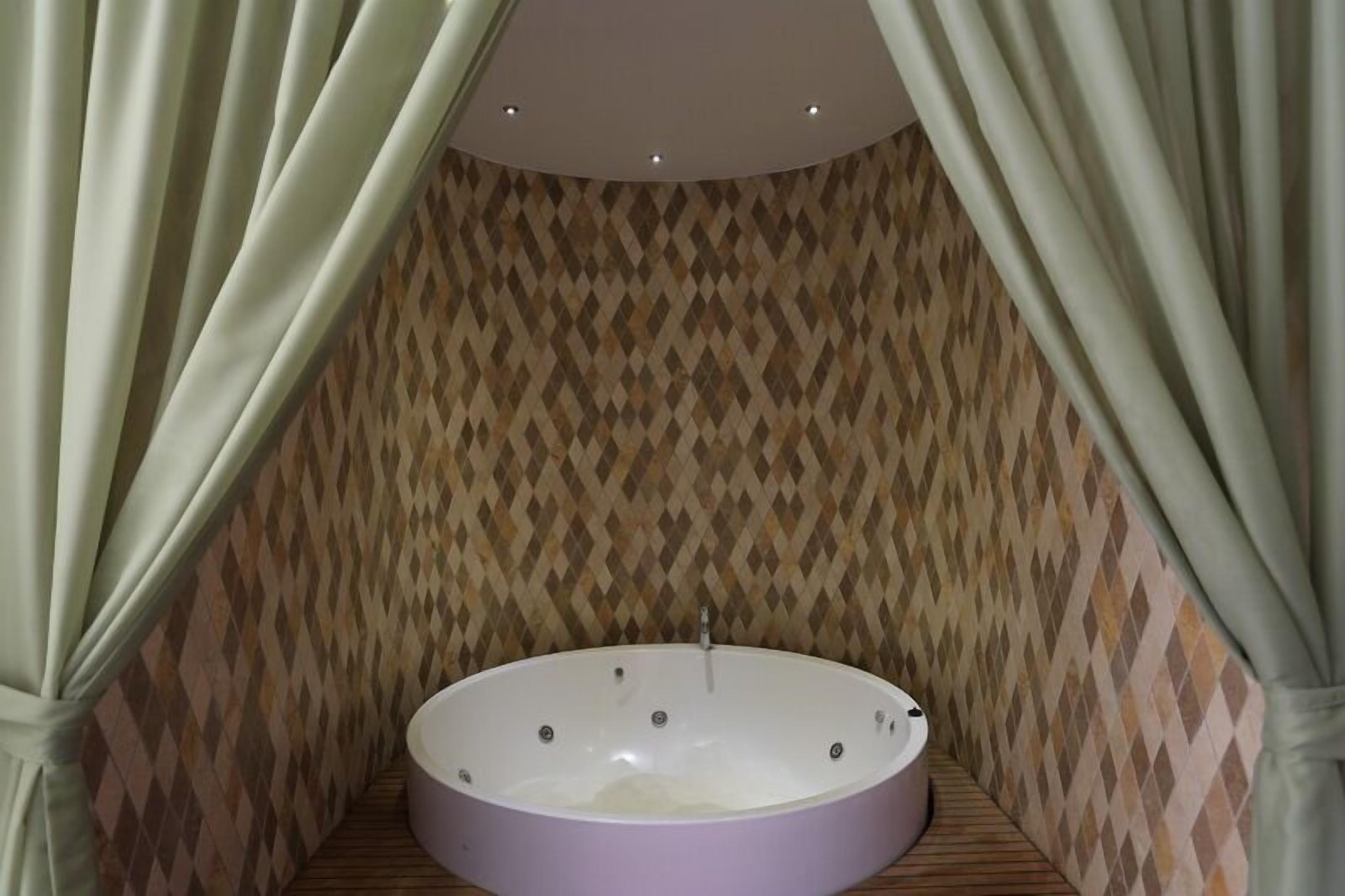 indoor spa tub