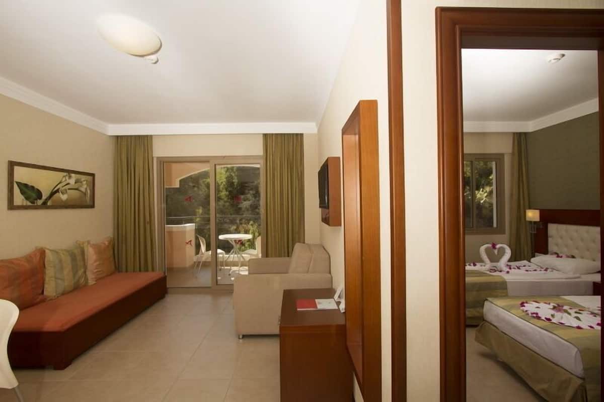 apartment, 1 bedroom | living area | flat-screen tv, pay films