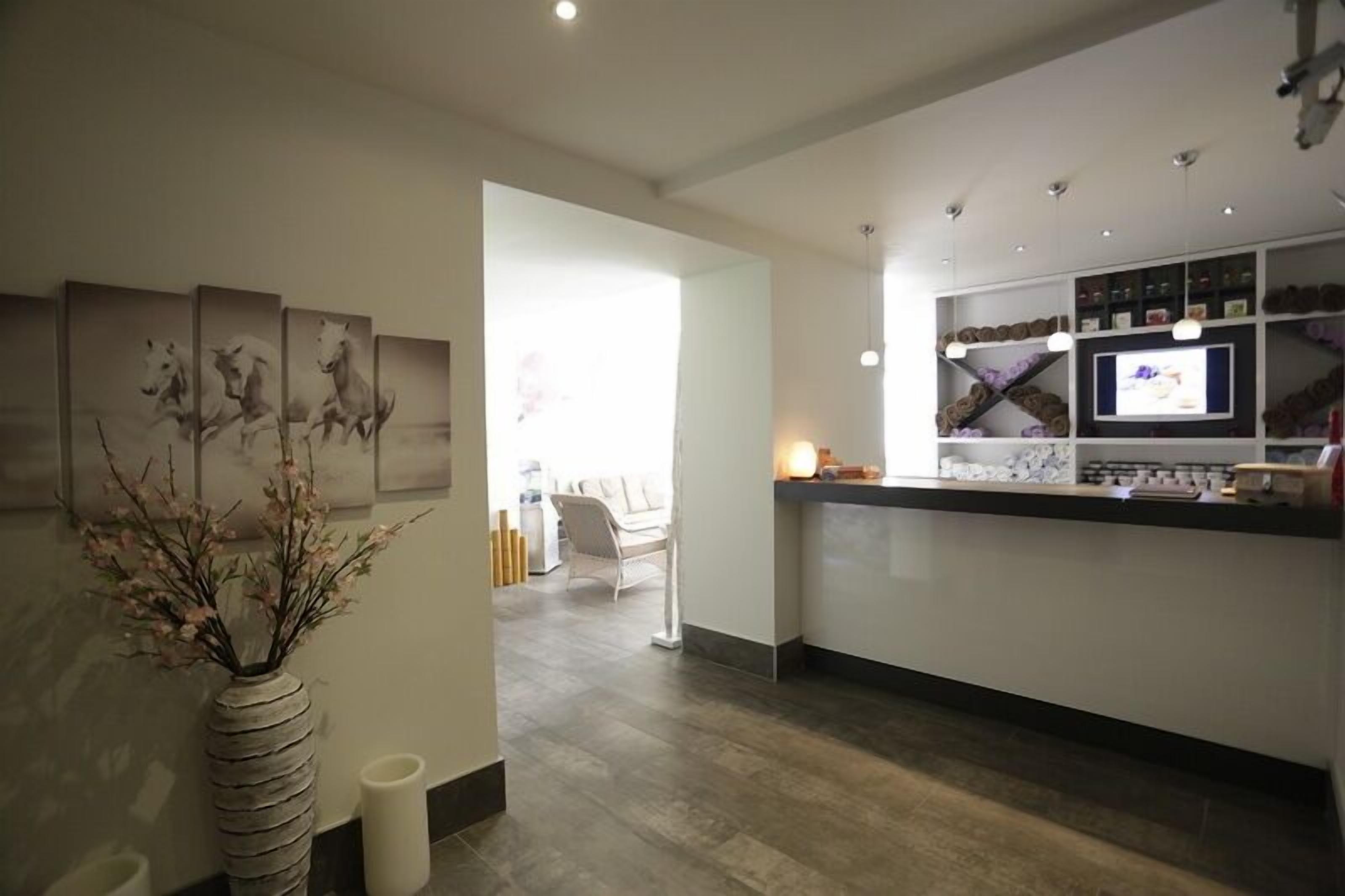 Sauna, hot tub, steam room, Turkish bath, 3 treatment rooms