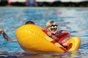 Utomhuspool, öppet 08.00 till 19.00, parasoller och solstolar