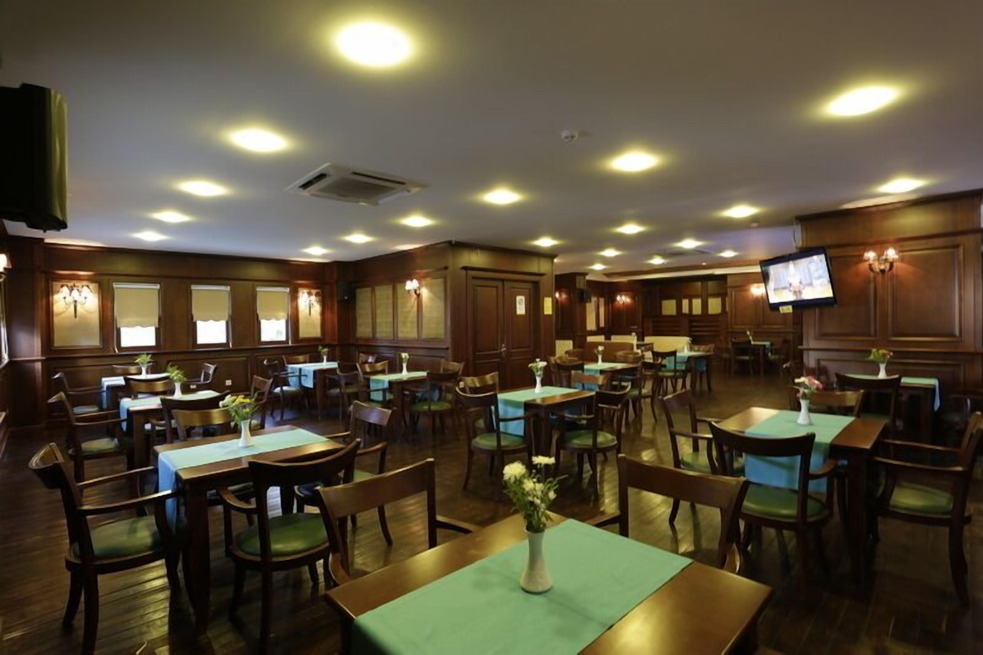 breakfast, lunch, dinner served; international cuisine