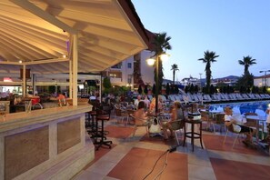Bar à beira da piscina