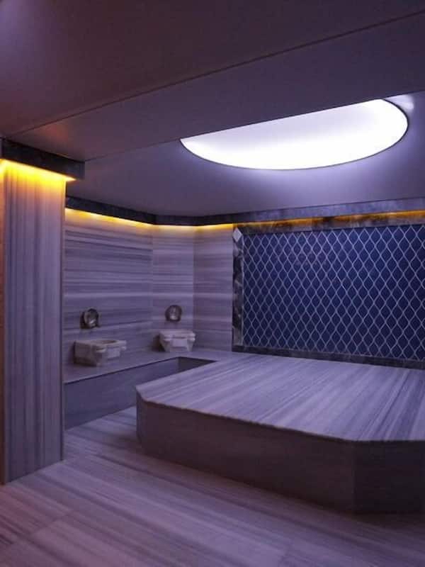 Sauna, hot tub, steam room, Turkish bath/hammam, 3 treatment rooms