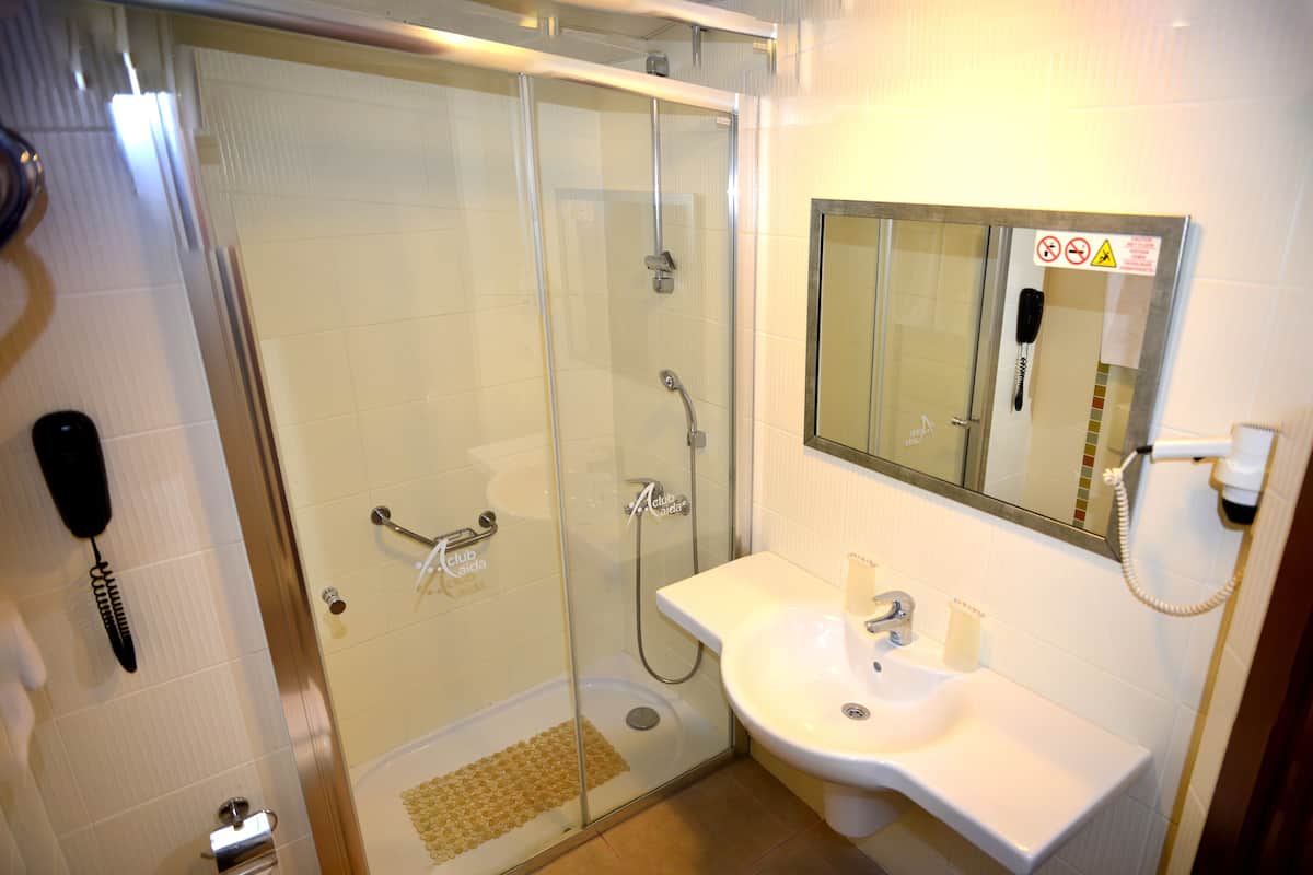 apartment, 1 bedroom | bathroom | combined shower/bathtub, hair dryer, towels