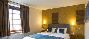 Family Room | Desk, free WiFi, bed sheets - La Ferme Château de Laneffe (Walcourt)