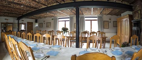 Daily continental breakfast (EUR 15 per person)