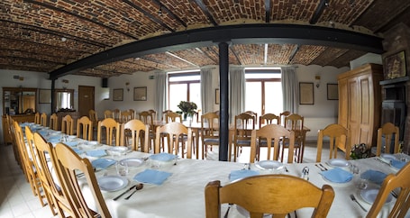 Desayuno continental diario (EUR 15 por persona)