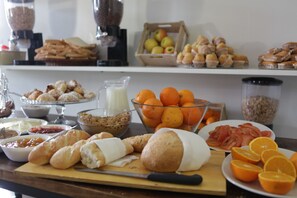 Dagelijks continentaal ontbijt (toeslag)