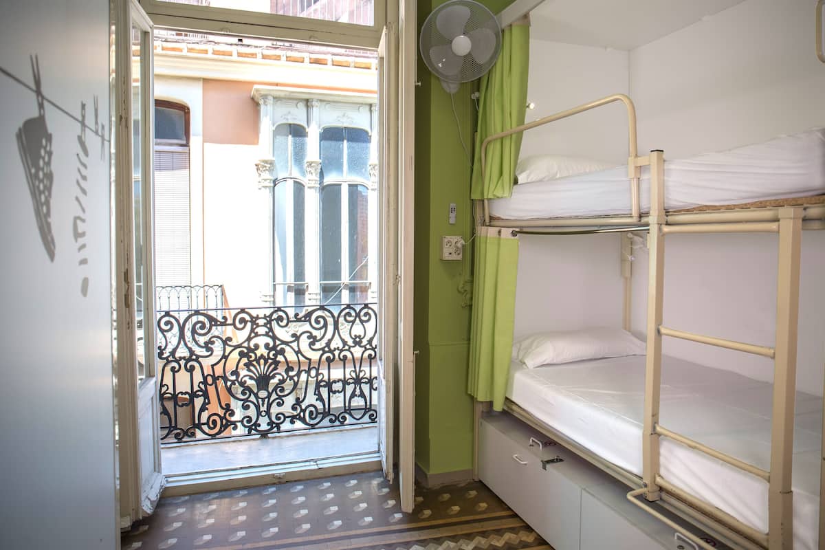 Slaapzaal, gemengde slaapzaal, gedeelde badkamer (10 people bunkbeds/literas) | Een kluis op de kamer, een bureau, gratis wifi, beddengoed
