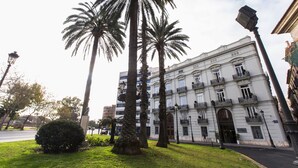 A building with a classical architectural style, featuring multiple balconies and a central entrance. - River Hostel (Valencia)