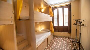 Dormitori compartit, dormitori mixt, bany compartit (4 People Bunkbeds/Literas) | Caixa forta a l'habitació, escriptori, wifi gratuïta i roba de llit