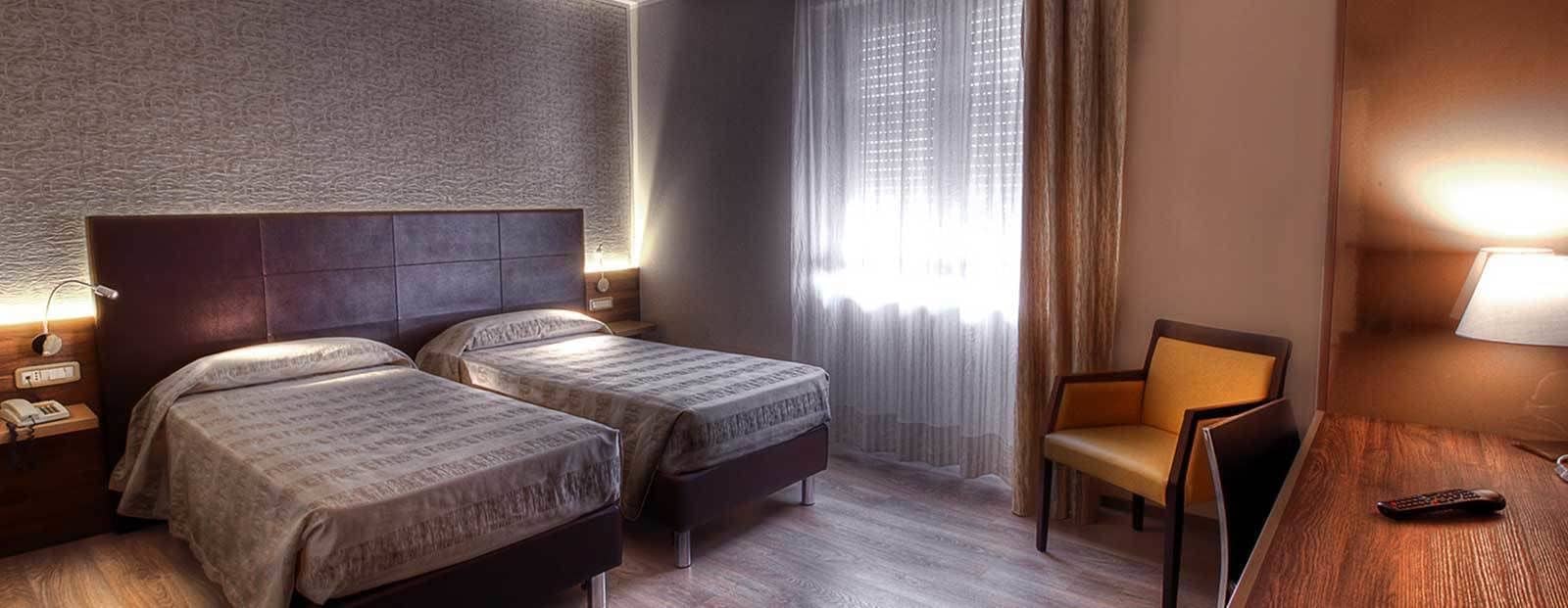 Chambre triple | Coffre-fort, bureau, lit de bébé (gratuit), accès au Wi-Fi (inclus)