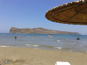 Sun-loungers, beach umbrellas - Iliana Apartments (Chania)