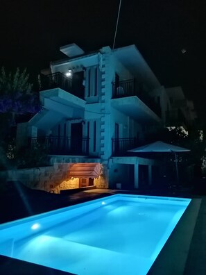 Piscina stagionale all'aperto, lettini