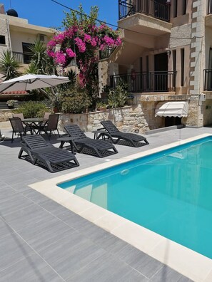 Alberca al aire libre por temporada y camastros