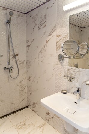 Chambre Standard Double ou avec lits jumeaux | Salle de bain | Douche, peignoirs, chaussons
