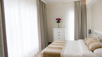 Coffres-forts dans les chambres, bureau, fer et planche Ă  repasser