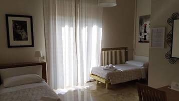 Una habitación de hotel con dos camas, un escritorio y una silla.