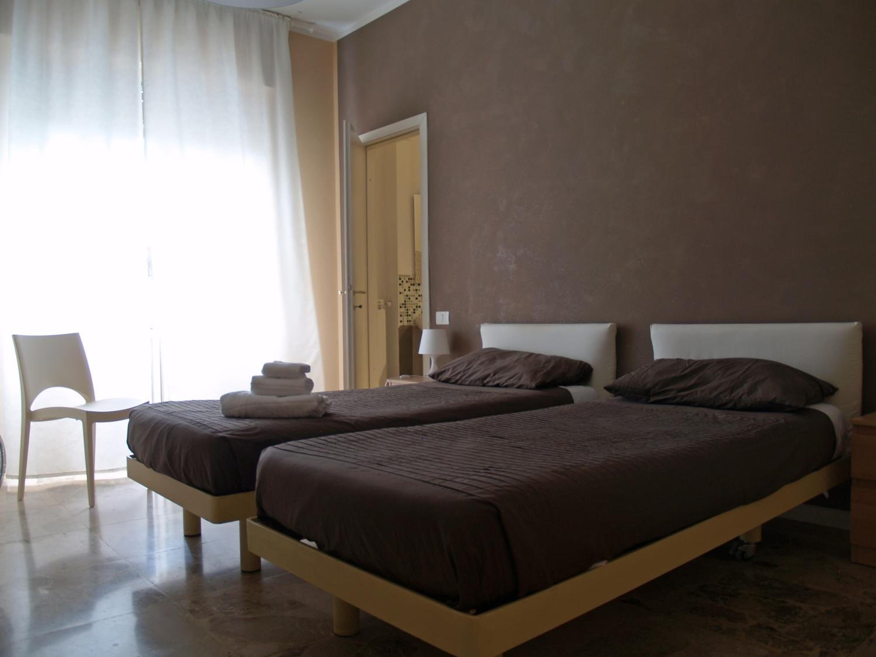 办公桌、免费 WiFi、床单