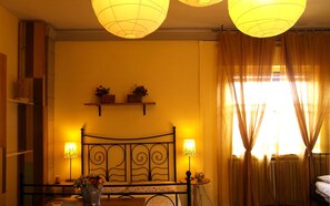 Bàn, truy cập Internet không dây miễn phí, bộ trải giường