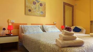 Standard-Doppel- oder -Zweibettzimmer | Schreibtisch, kostenloses WLAN, Bettwäsche