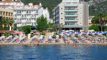 Plage privée, chaises longues, parasols, serviettes de plage