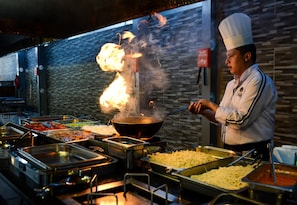A chef cooking with flames in a kitchen with buffet-style food service. - Pasa Beach Hotel - All Inclusive (Marmaris)