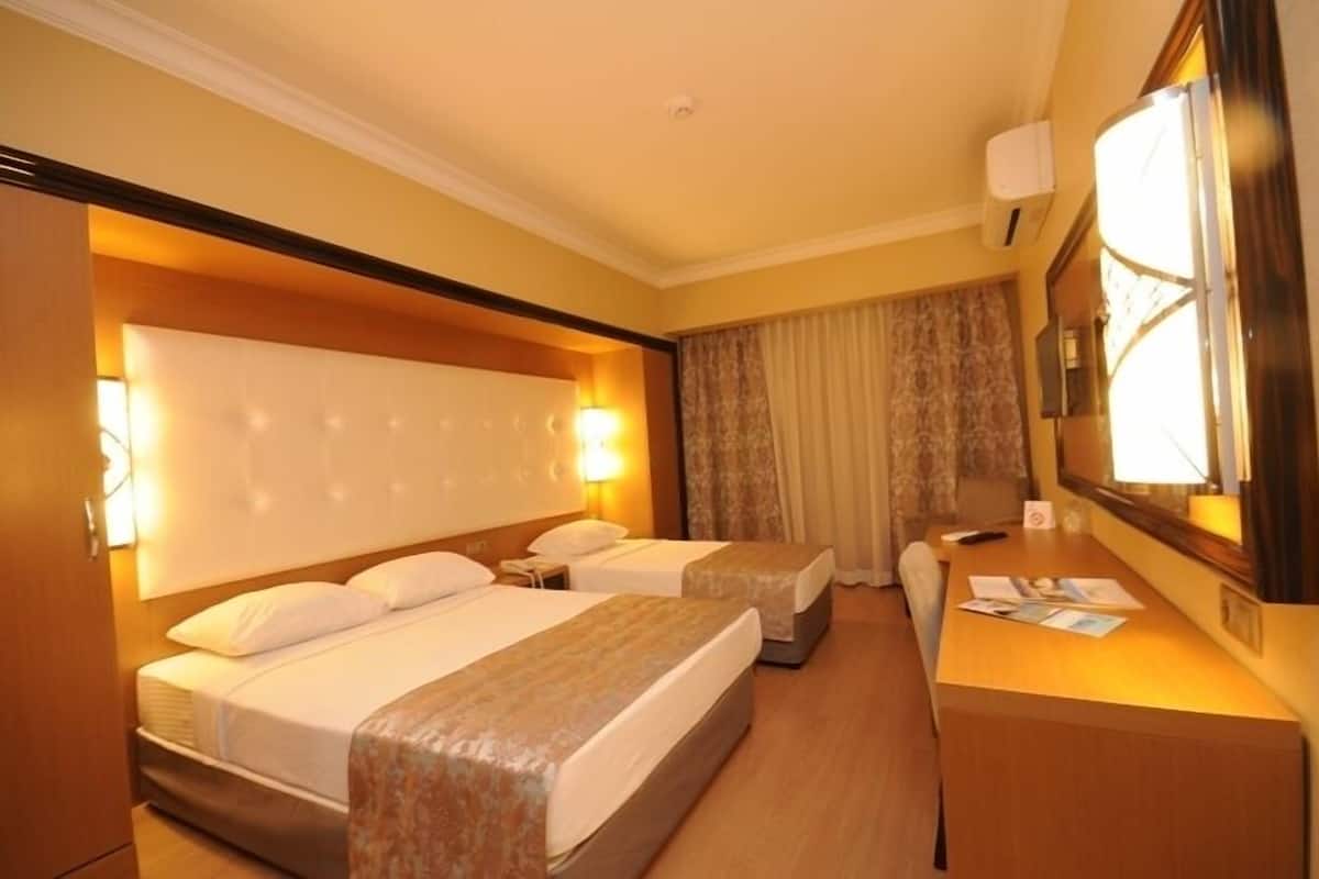 Standaard kamer, gedeeltelijk uitzicht op zee | Een minibar, een bureau, geluiddichte muren, wifi