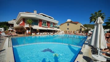 Piscine couverte, piscine extérieure