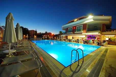 Una piscina techada, una piscina al aire libre