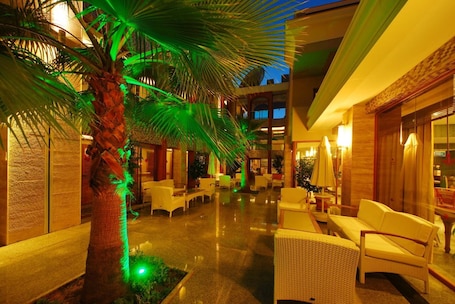 Breakfast, lunch and dinner served . Pasabey Hotel