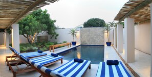 Outdoor pool, pool loungers - Scallop Guest Lodge (Plettenberg Bay)