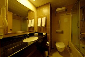 Standardzimmer | Badezimmer | Dusche, kostenlose Toilettenartikel, Haartrockner, Handtücher