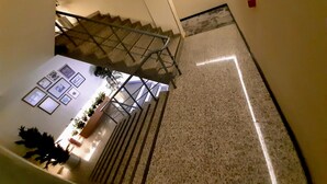 Un escalier avec des rampes en métal menant à un palier.
