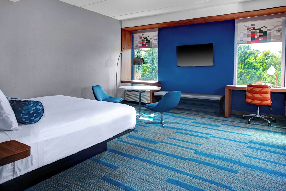 Room, 1 King Bed, Hearing Accessible | Premium bedding, in-room safe, desk, blackout drapes