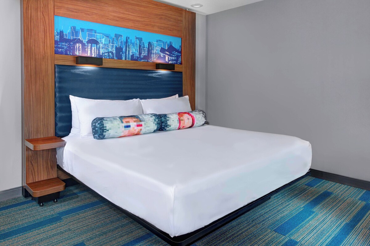 Premium bedding, in-room safe, desk, blackout drapes