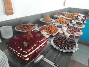Petit déjeuner, déjeuner et dîner servis sur place