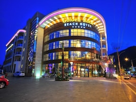 Fachada da propriedade à noite