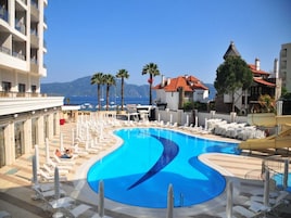 Piscina interna, piscina externa, guarda-sóis, espreguiçadeiras