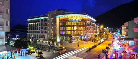 Façade de lâhĂ©bergement - soirĂ©e/nuit