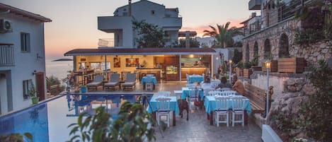 Café da manhã, almoço e jantar; culinária internacional