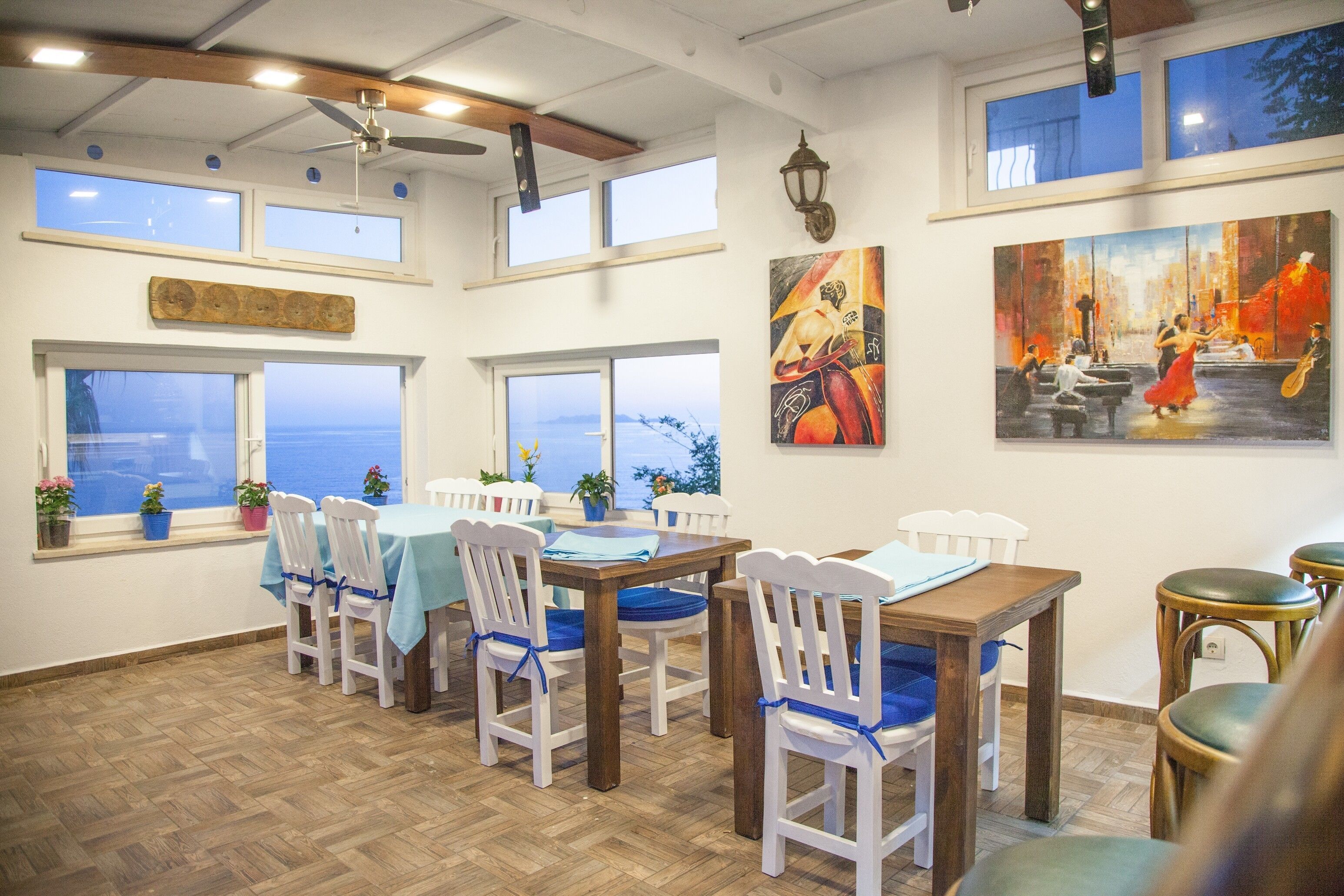 breakfast, lunch, dinner served; international cuisine