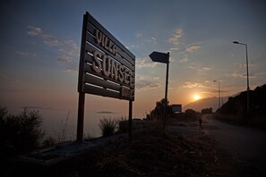 A sign for Villa Sunset Hotel with a view of the sunset over the sea. - Sunset Villa Hotel (Kas)