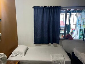 Dormitorio compartido estándar | Tabla de planchar con plancha 